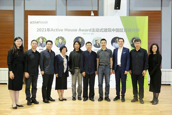 一群人站在一起
描述已自动生成