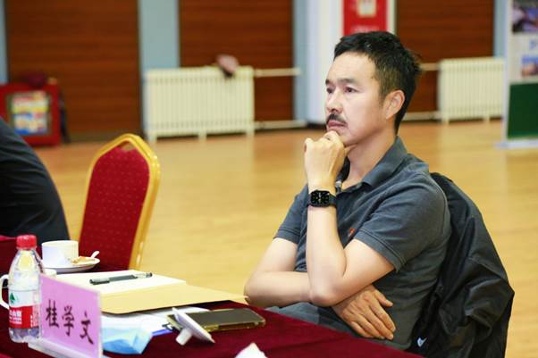 人吃东西
描述已自动生成