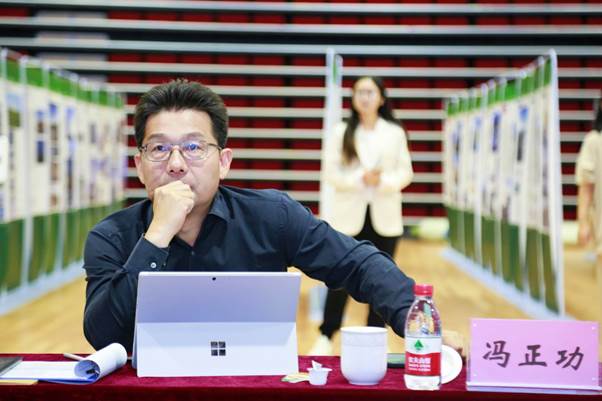 桌子上有男人的照片上写着字
中度可信度描述已自动生成