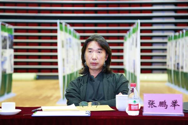 桌子前坐着的人
描述已自动生成