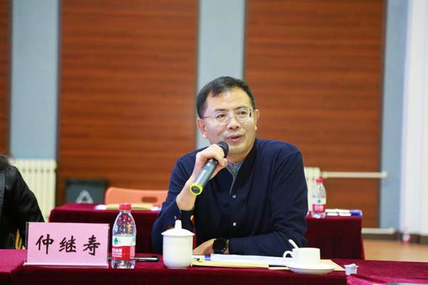 男人和女人在桌子前摆拍
低可信度描述已自动生成