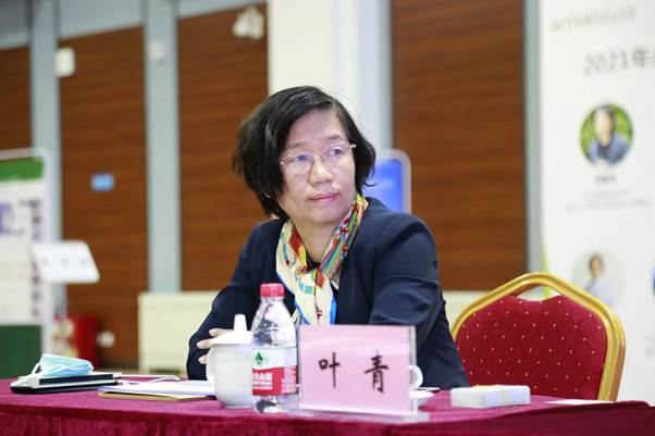 戴眼镜的人在桌子前
中度可信度描述已自动生成