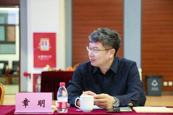 男人坐在桌子前
描述已自动生成