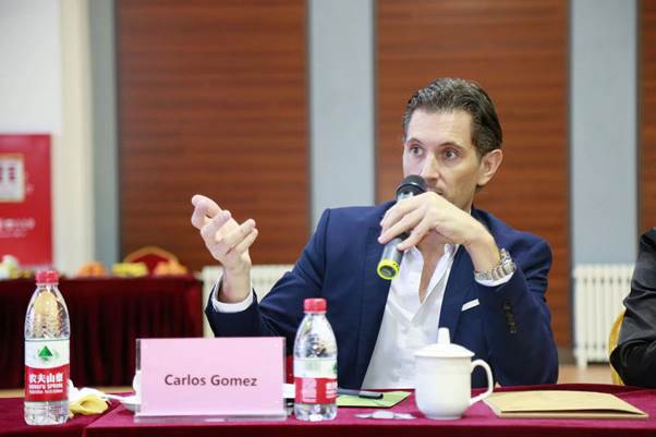 人在喝饮料
描述已自动生成