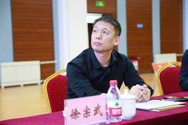 桌子前坐着穿蓝色衣服的男子
低可信度描述已自动生成