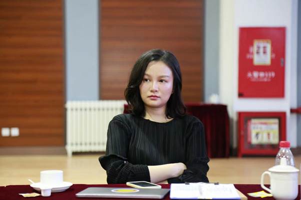 人站在桌子前
低可信度描述已自动生成