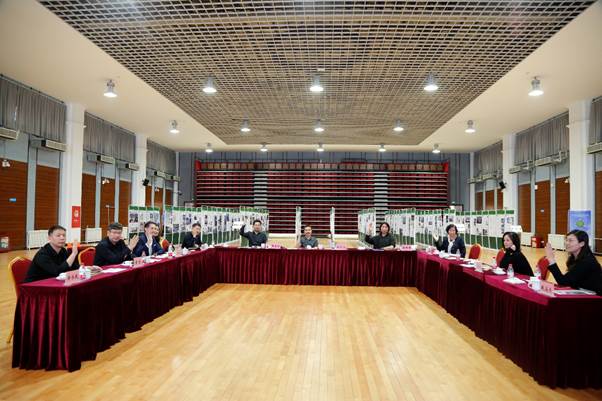 人们在房间里
描述已自动生成